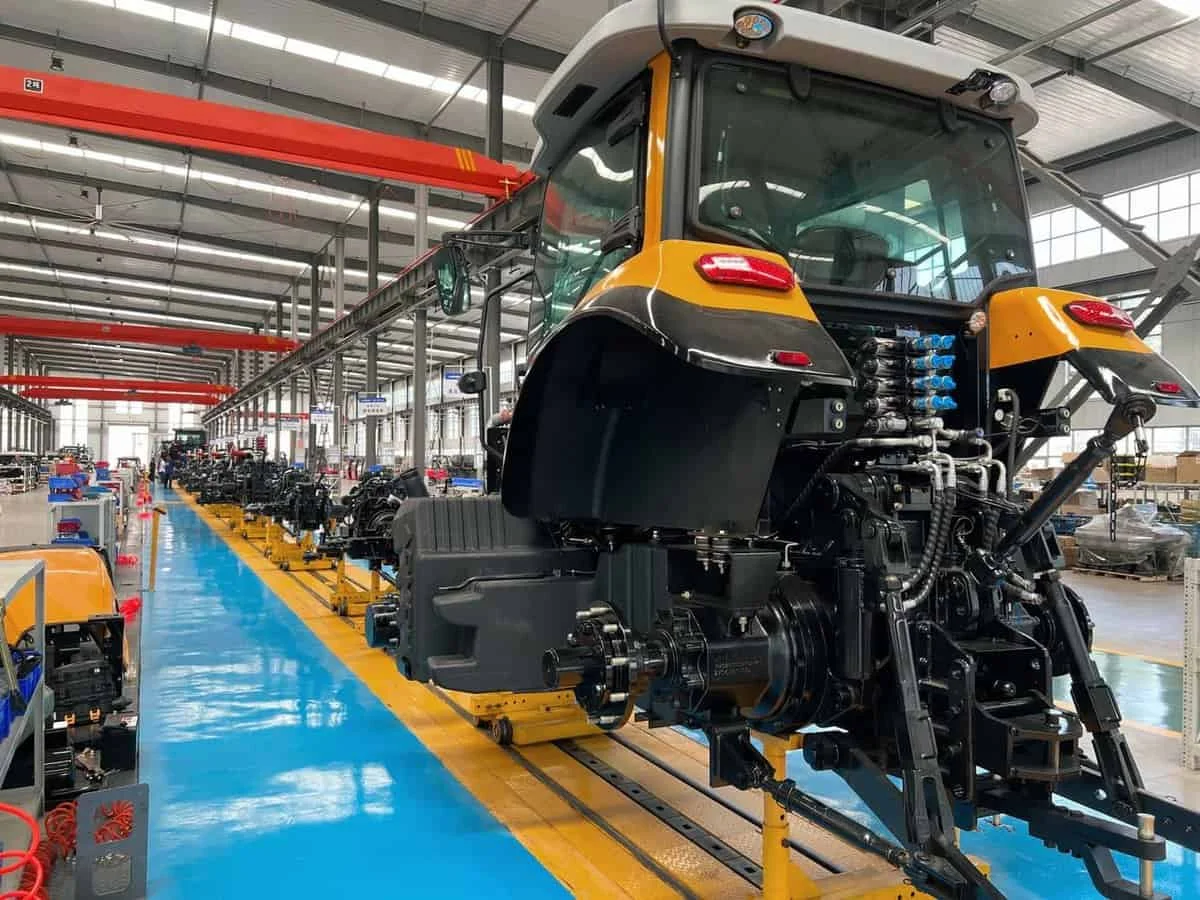 Taller de producción y ensamblaje de tractores Cropilots con técnicos trabajando en distintas etapas del montaje
