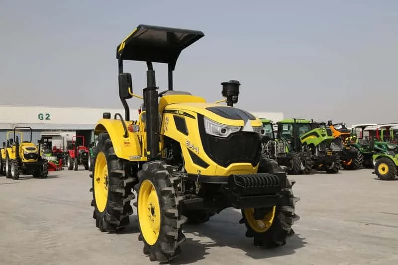 Tractor amarillo Cropilots de 70 caballos de fuerza con parasol operando en campo agrícola