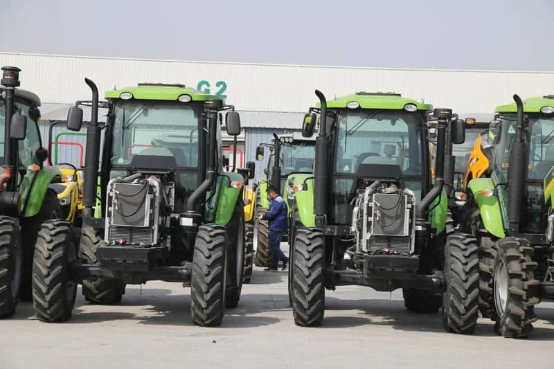 Tractor Cropilots de 120 caballos de fuerza en zona de espera antes de su entrega al cliente