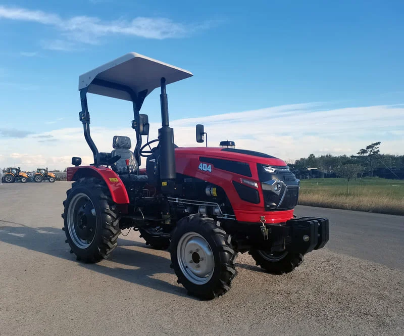 Tractor Cropilots de 40 caballos de fuerza con tracción 4x4 trabajando en campo agrícola