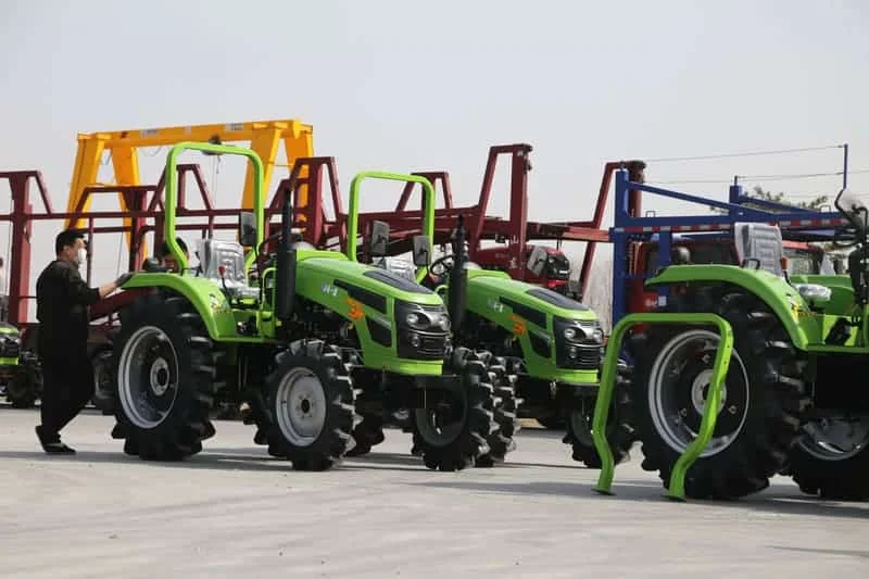 Tractor Cropilots de potencia media en zona de espera listo para su entrega al cliente