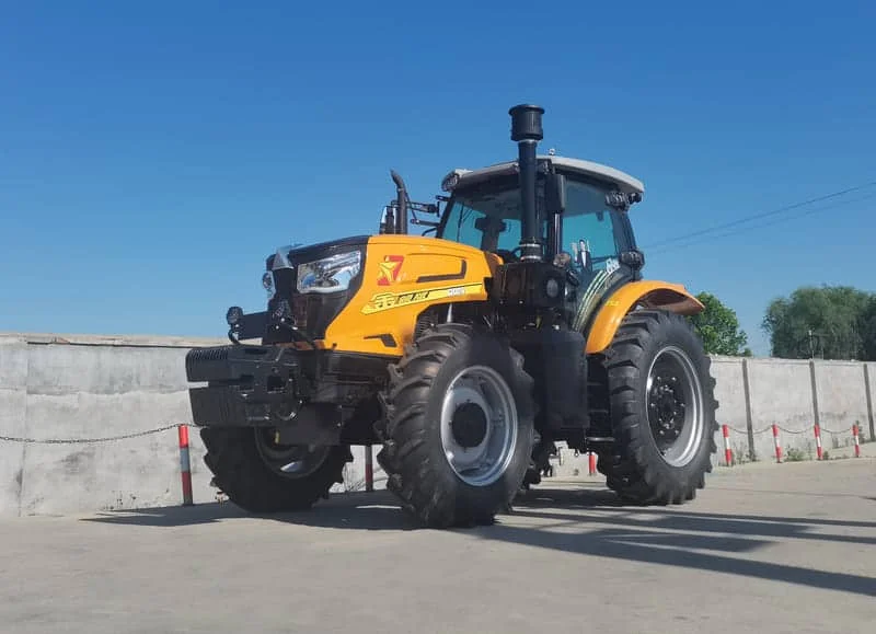 Tractor naranja Cropilots de 240 caballos de fuerza con contrapeso frontal operando en terreno agrícola