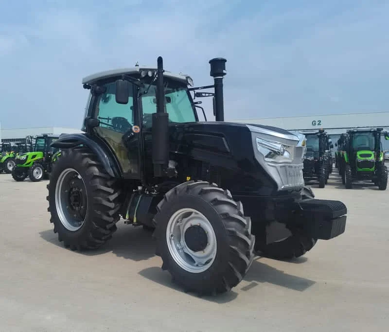Tractor negro Cropilots de 185 caballos de fuerza en campo agrícola de gran escala