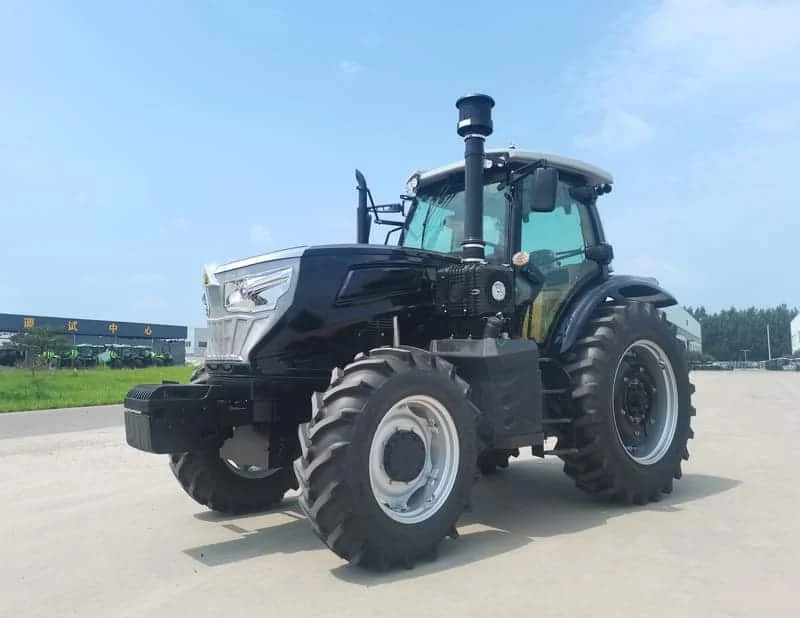 Tractor negro Cropilots de 220 caballos de fuerza en exhibición al aire libre