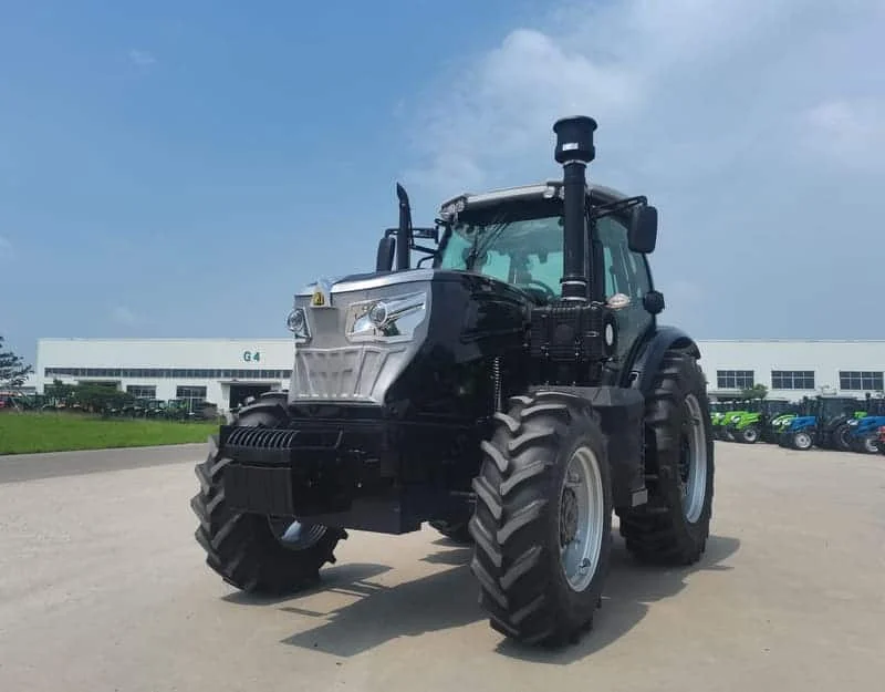 Nuevo tractor negro Cropilots 2025 de 260 caballos de fuerza con cabina cerrada trabajando en campo agrícola