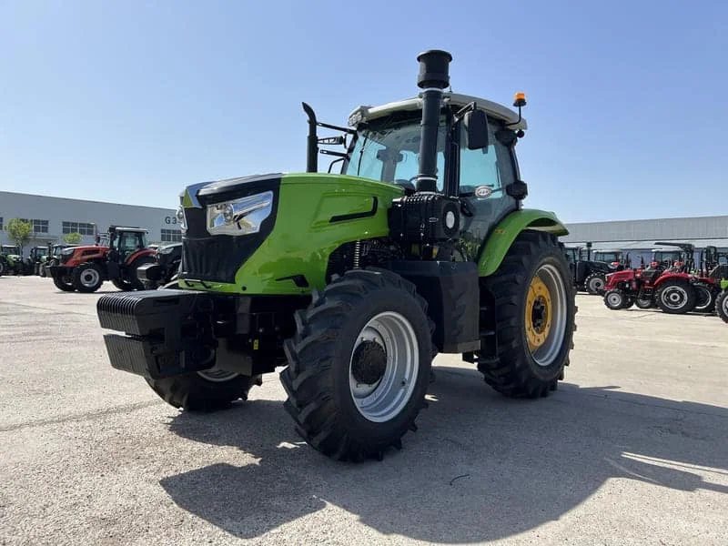 Nuevo tractor Cropilots verde de 110 caballos de fuerza con cabina cerrada en campo agrícola