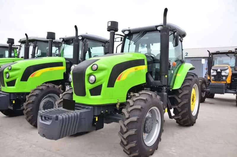 Nuevo tractor verde Cropilots de 140 caballos de fuerza con tracción 4x4 trabajando en campo agrícola