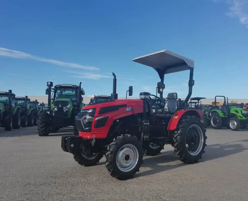 Tractor compacto rojo de 40 caballos de fuerza sobre terreno agrícola