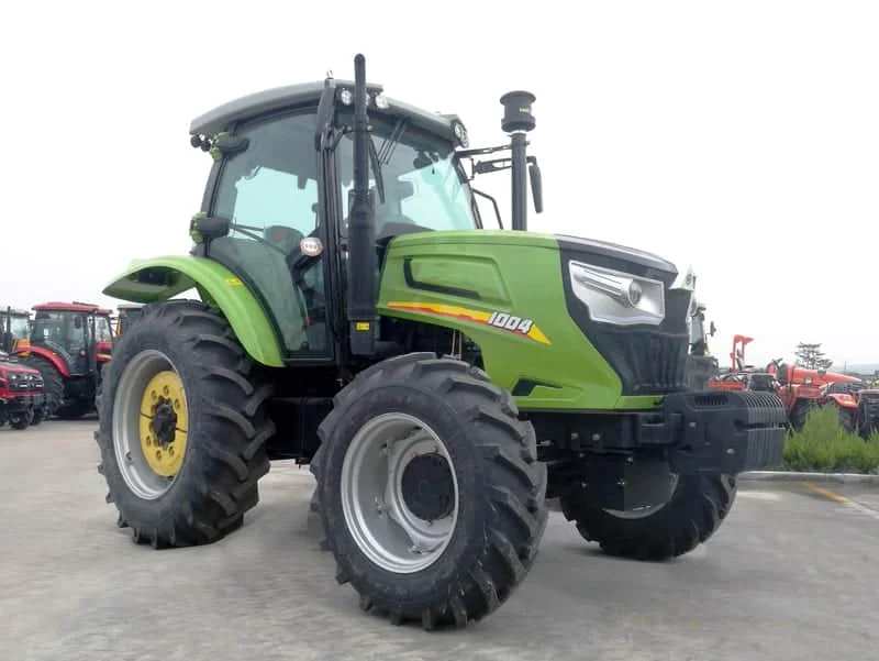Tractor Cropilots verde de 100 caballos de fuerza con cabina cerrada en operación agrícola
