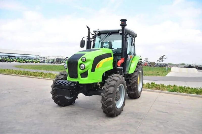 Tractor Cropilots verde de 120 caballos de fuerza con cabina cerrada trabajando en campo agrícola