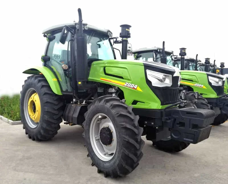 Tractor Cropilots verde de 200 caballos de fuerza con cabina cerrada operando en campo agrícola