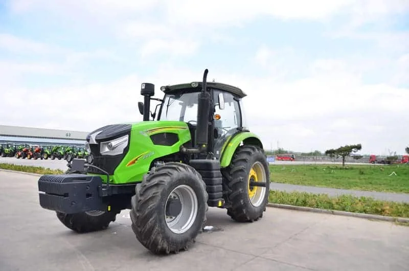 Tractor Cropilots verde de 220 caballos de fuerza con cabina cerrada trabajando en terreno agrícola extenso