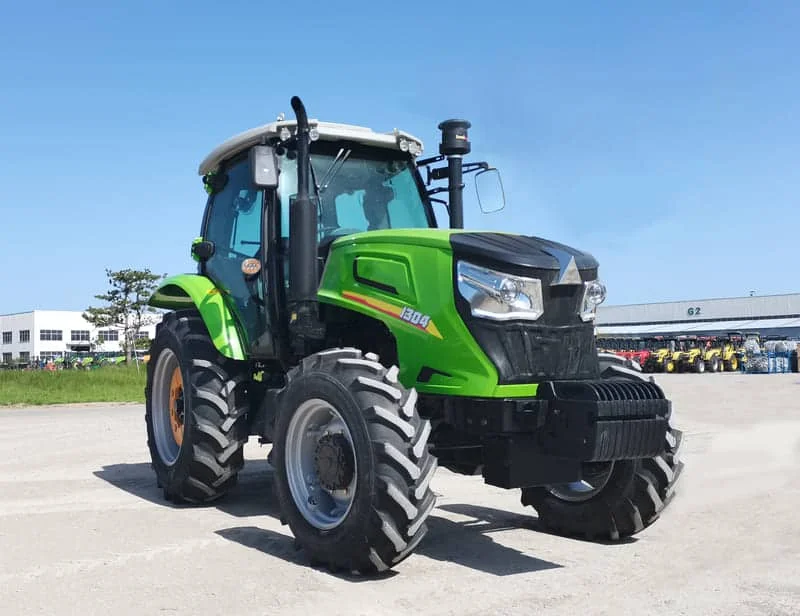 Tractor agrícola verde Cropilots de 130 caballos de fuerza en campo de cultivo