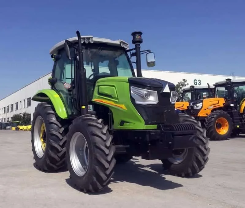 Tractor agrícola verde Cropilots de 150 caballos de fuerza con tracción en las cuatro ruedas trabajando en campo