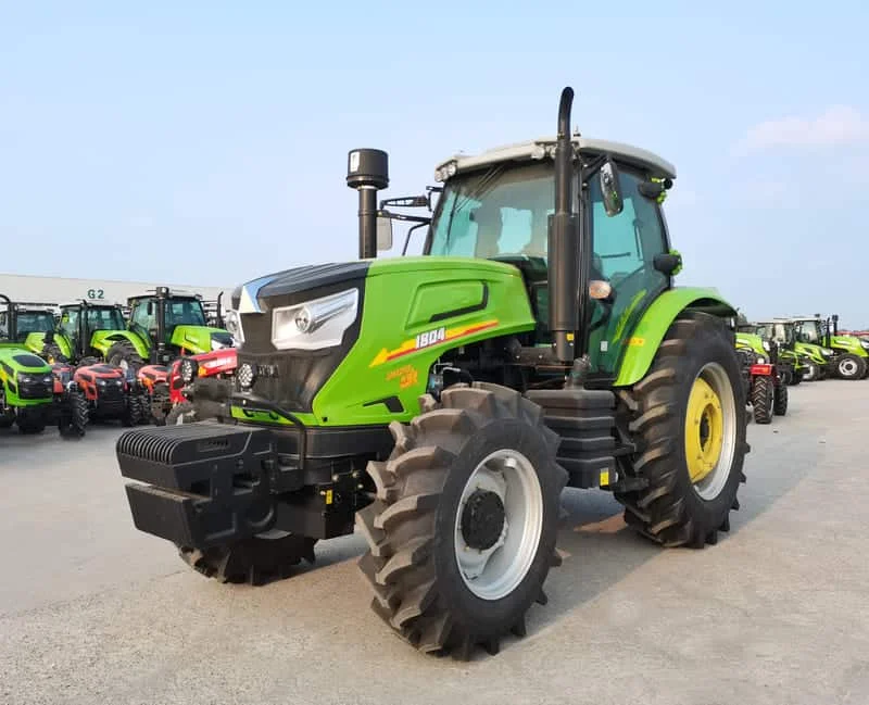 Tractor verde Cropilots de 180 caballos de fuerza trabajando en campo amplio