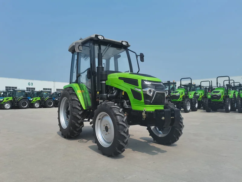 Tractor verde Cropilots de 60 caballos de fuerza con tracción 4x4 trabajando en campo agrícola