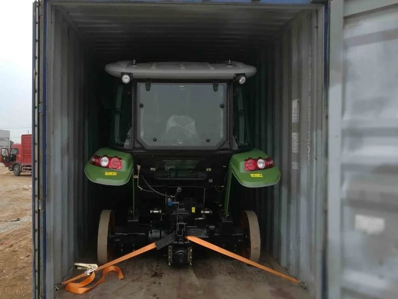 Tractor verde Cropilots acompañado de ruedas de repuesto listas para instalación o envío