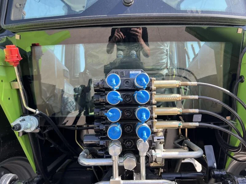 Válvula de cuatro vías para tractor agrícola instalada en el sistema hidráulico