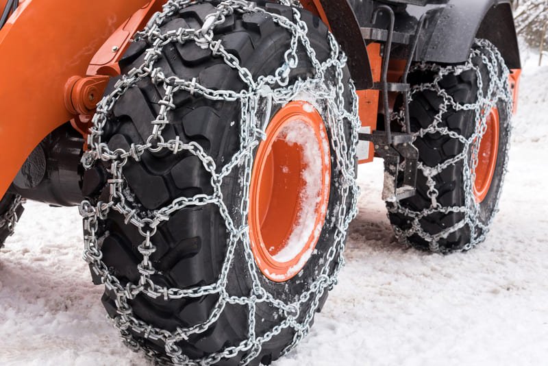 Tractor agrícola con cadenas en los neumáticos para mejorar la tracción en terreno nevado