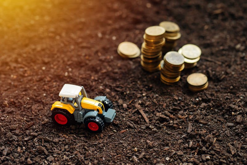 Gráfico ilustrando los factores que influyen en el costo de compra de un tractor agrícola