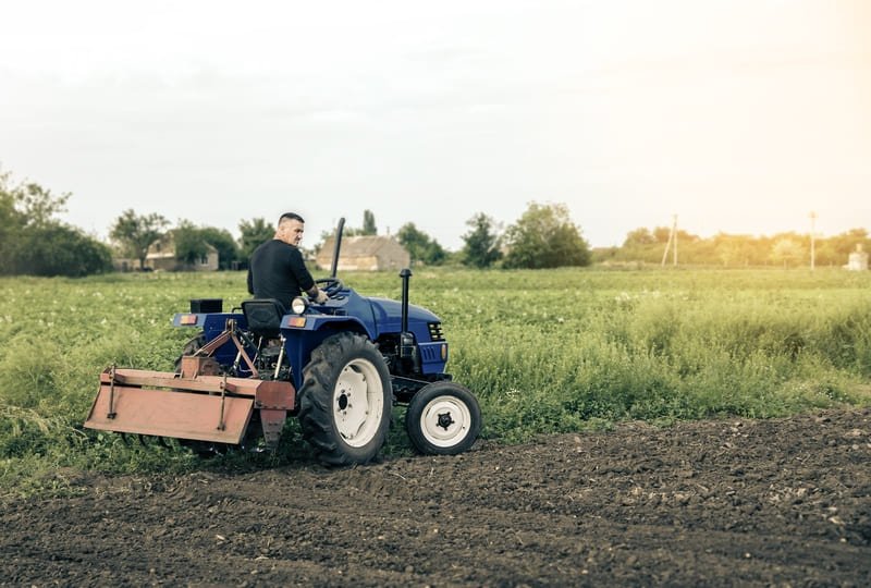 Cuadro comparativo de características entre tractor utilitario y tractor compacto en uso agrícola