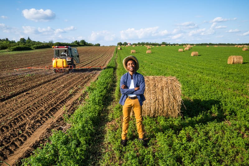 Agricultor utilizando maquinaria moderna para mejorar la productividad en el campo