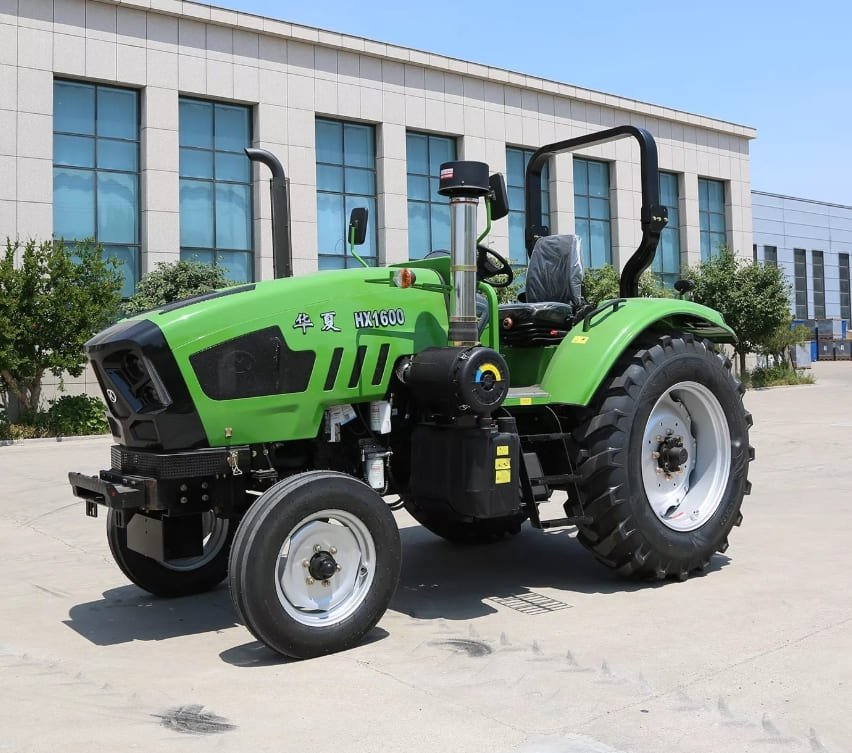 Tractor agrícola Huaxia realizando labores en terreno rural con implemento trasero