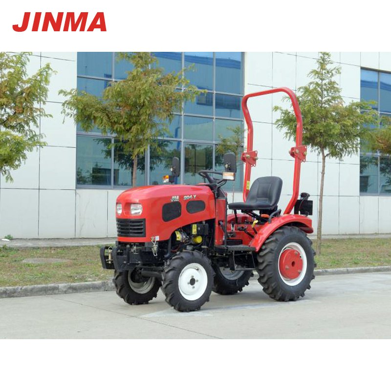 Tractor agrícola Jinma compacto trabajando en campo de cultivo rural