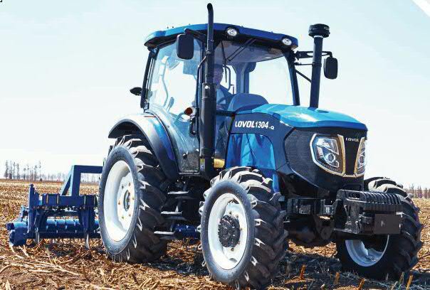 Tractor agrícola Lovol moderno operando en campo de cultivo con implementos