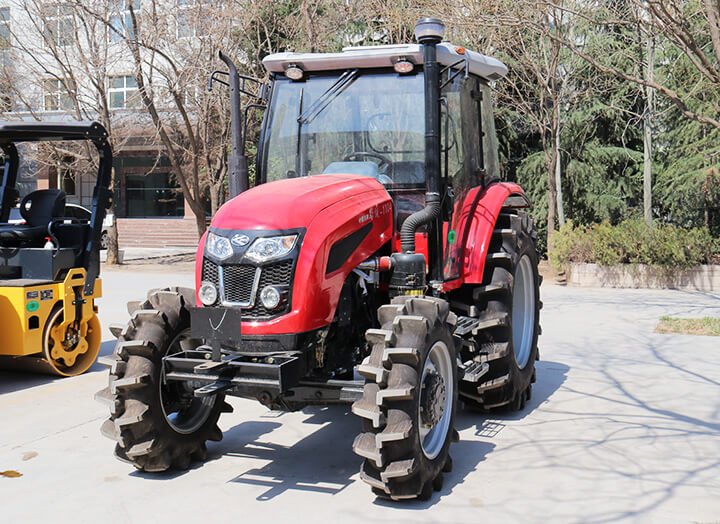 Tractor agrícola Luoyang Lutong trabajando en campo arado con suelo seco