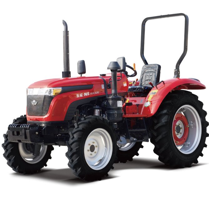Tractor agrícola Wuzheng Group operando en cultivo rural con equipo básico