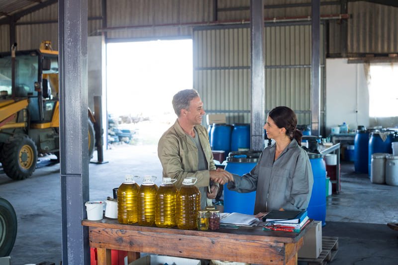 Aplicación de lubricante en motor de tractor agrícola durante rutina de mantenimiento