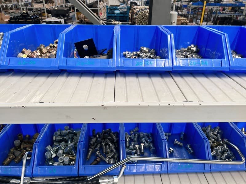 Repuestos organizados para tractor agrícola incluyendo filtros, correas, bujías, sellos y piezas de motor