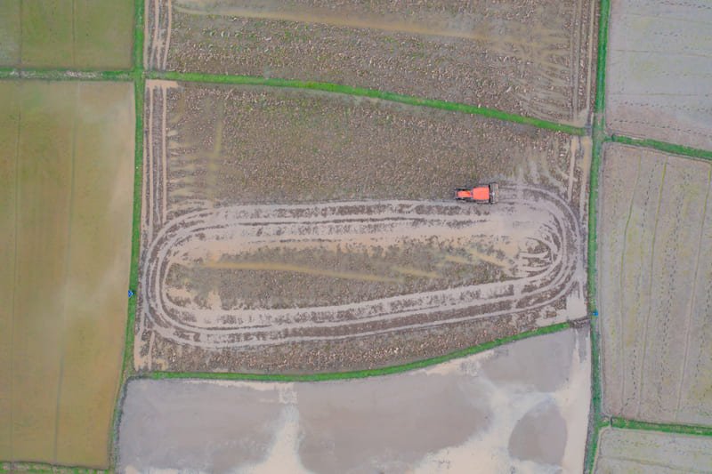 Diagrama de planificación de rutas eficientes para tractores en agricultura de precisión.