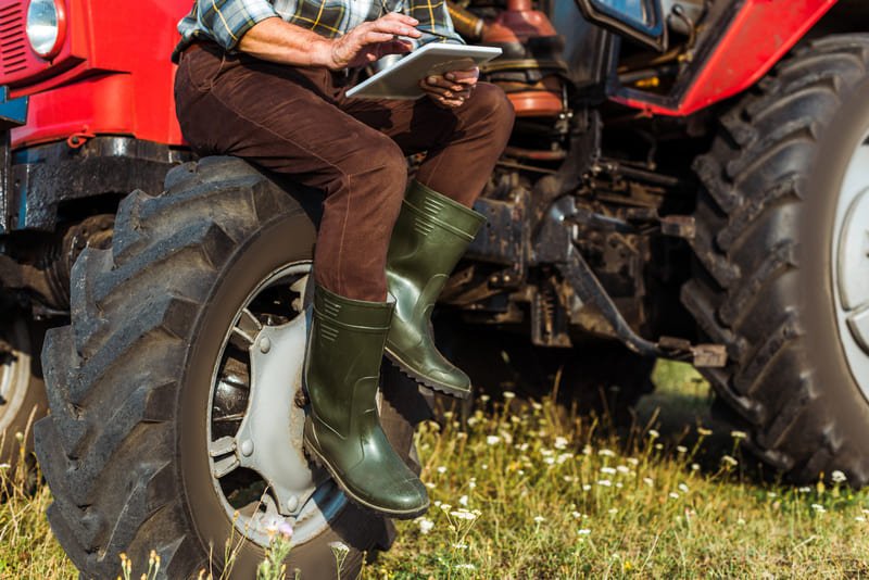 Inspección de llanta de tractor agrícola para garantizar seguridad y buen estado en el campo