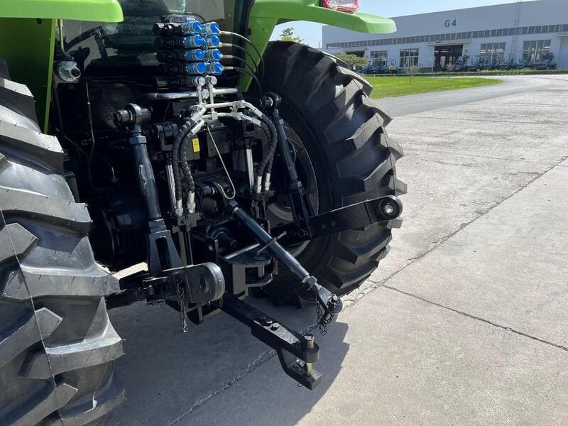 Sistema hidráulico de tractor moderno en funcionamiento con componentes visibles y fluido hidráulico.