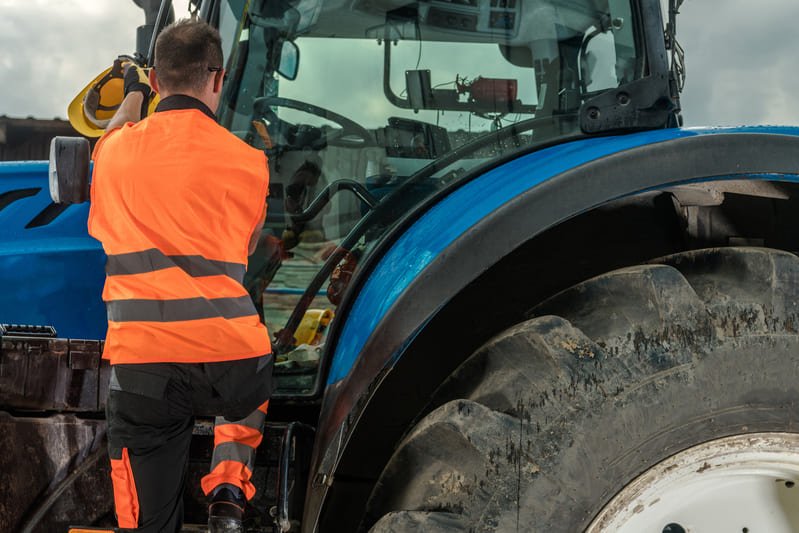 Tractor agrícola recibiendo mantenimiento preventivo en un taller especializado latinoamericano.