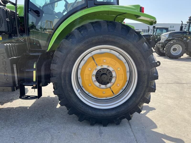 Tractor agrícola equipado con lastres pesados trabajando en campo de cultivo latinoamericano.