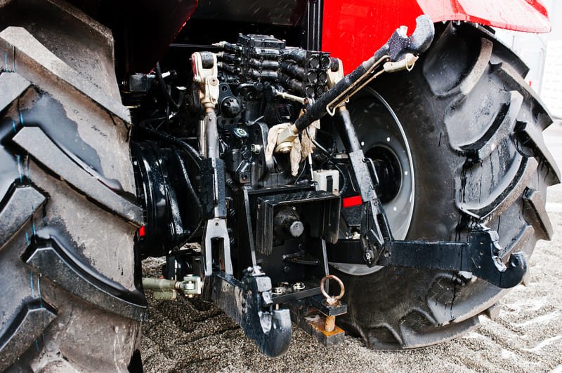 Tractor agrícola moderno equipado con mejoras hidráulicas avanzadas en un campo latinoamericano.