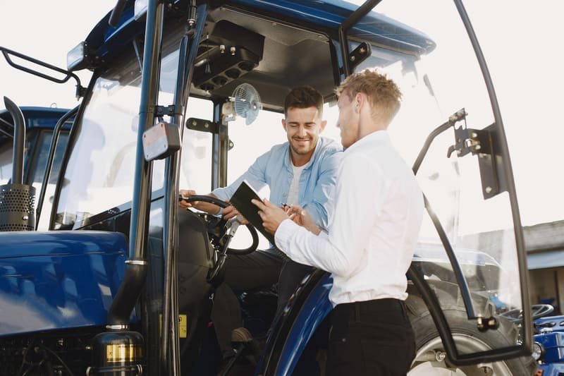 Sesión de capacitación para operadores de tractores agrícolas en un campo latinoamericano.